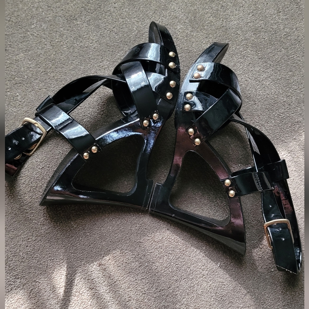 Charles David Black sandal with cut out sole.